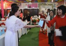 Konuklara nikah şekeri yerine kedi-köpek maması dağıttılar