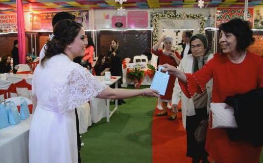 Konuklara nikah şekeri yerine kedi-köpek maması dağıttılar